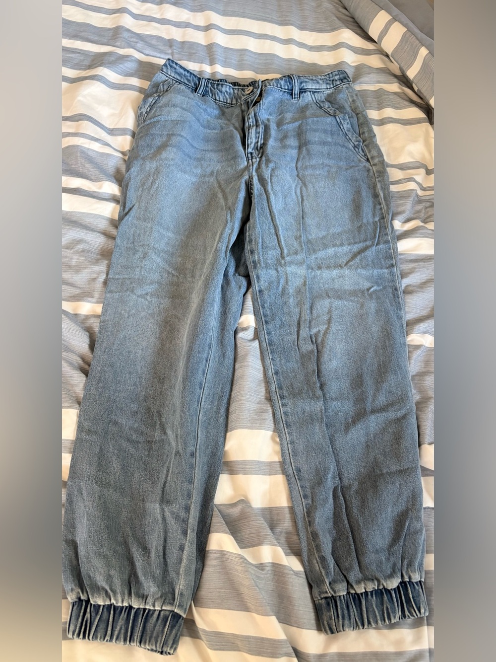 Women's Cropped Elastic-Cuff Jeans - Light Blue